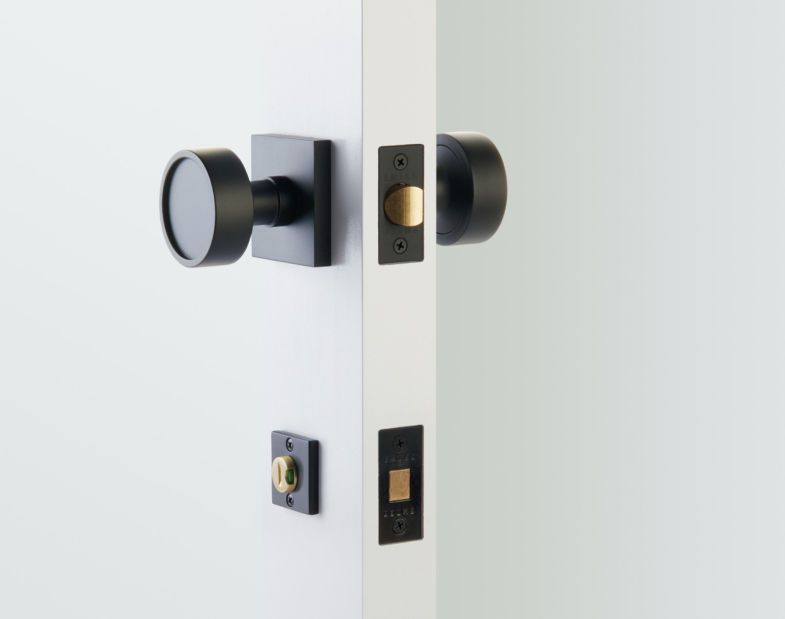 Thumbturn_Install_Shots_Indica